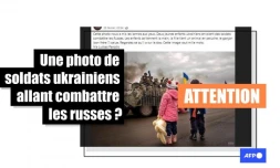 Cette photo de deux enfants saluant des soldats ukrainiens date de 2016