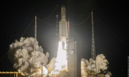 Photo diffusée le 15 août 2020 par l'Agence spatiale européenne du décollage de la fusée Ariane 5 à Kourou