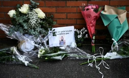 Des fleurs et un message en hommage à Louise déposés devant son collège André Maurois à Epinay-sur-Orge, le 8 février 2025 dans l'Essonne