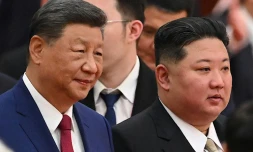 Le président chinois Xi Jinping (g) et le dirigeant nord-coréen Kim Jong Un, le 3 septembre 2025 à Pékin