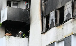Un pompier sécurise un immeuble d'habitation où un incendie s'est déclaré pendant la nuit, le 6 juin 2025 à Reims, dans la Marne