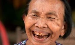 Im Chaem, ancienne cadre du régime  Khmer rouge sourit lors d'un entretien à l'AFP le 25 février 2018 chez elle à Anlong Veng