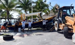 Des pêcheurs et employés mettent à l'abri des bateau avant l'arrivée de l'ouragan Delta, le 6 octobre 2020 à Puerto Morelos, au Mexique