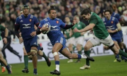 L'ailier du XV de France Teddy Thomas échappe à un joueur irlandais pour aller inscrire un essai lors du Tournoi des six nations, le 3 février 2018 au Stade de France à Saint-Denis