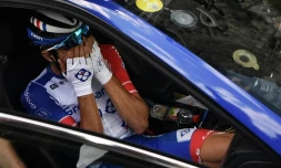 Le Français Thibaut Pinot, en pleurs, abandonne le Tour de France lors de la 19e étape, entre Saint-Jean-de-Maurienne et Tignes, le 26 juillet 2019