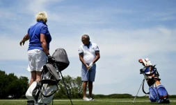 Les touristes français Gilles Barboux et son épouse Christine jouent au golf à Vilamoura, en Algarve, le 10 juin 2016