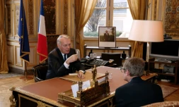 Le ministre français des Affaires étrangÚres Jean-Marc Ayrault, aprÚs sa nomination, à son bureau du Quai d'Orsay, le 12 février 2016 à Paris