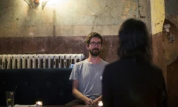 Un homme et une femme lors d'un "shhhh dating", ou rencontre silencieuse dans un bar à l'est de Londres, le 23 septembre 2015