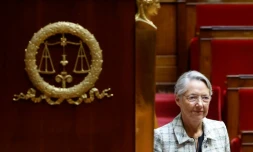 Elisabeth Borne, alors PremiĂšre ministre, s'apprĂȘte Ă prononcer un discours Ă l'AssemblĂ©e nationale, le 4 dĂ©cembre 2023 Ă Paris