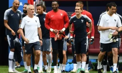 Le sélectionneur de l'équipe de France Didier Deschamps (g) dirige une séance d'entraînement au stade Loujniki, le 25 juin 2018 à Moscou