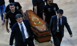 Des membres de la police fédérale portent l'un des cercueils contenant les restes humains du journaliste britannique Dom Phillips et de l'expert brésilien Bruno Pereira, le 16 juin 2022 à Brasilia