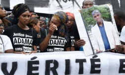 La soeur d'Adama Traoré en larme lors d'une mabifestation de proches du jeune homme décédé lors de son arrestation, à Paris le 30 juillet 2016