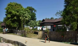 Un enfant joue au ballon à Mawlynnong, dans le nord-est de l'Inde, le 8 novembre 2015