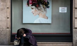 Une personne sans abri devant une boutique fermée pour cause de confinement, le 18 mars 2020 à Paris