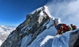 Photo prise le 22 mai 2019 et fournie par le Project Possible de l'alpiniste Nirmal Purja montrant la file d'attente au sommet de l'Everest
