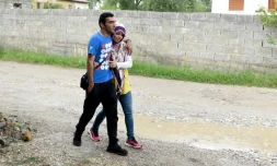 Asmar Alus, 28 ans, et son épouse Berivan Alus, 26 ans, deux réfugiés syriens, se rendent dans un centre pour migrants à Tirana, le 19 juin 2018 en Albanie