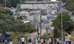 Des exilés près du camp de migrants de l'île grecque de Samos, à Vathy, le 18 juin 2019