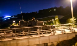 Un char de l'armée turque sur le pont du Bosphore à Istanbul, le 16 juillet 2016