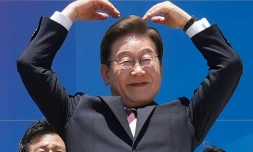 Le président sud-coréen Lee Jae-myung fait fait un cœur avec les bras à l'intention de ses partisans réunis devant l'Assemblée nationale, à Séoul, le 4 juin 2025