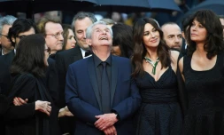 Le réalisateur Claude Lelouch (C)et les actrices Monica Bellucci et Marianne Denicourt arrivent pour la projection du film "Les Plus Belles Années D'Une Vie)" lors du 72e festival de Cannes, le 18 mai 2019