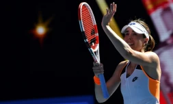 La joie d'Alizé Cornet, qualifiée pour le premier quart de finale de Grand Chelem de sa carrière, après sa victoire face à la Roumaine Simona Halep à l'Open d'Australie, le 24 janvier 2022 à Melbourne