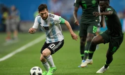 L'attaquant de l'Argentine, Lionel Messi (à g.) se disputant la balle avec des joueurs nigérians, le 26 juin 2018 à Saint-Pétersbourg lors du Mondial 2018 en Russie