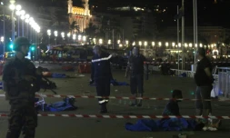 Policiers et pompiers sur le lieu de l'attentat le 15 juillet 2016 à Nice