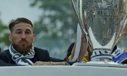Le défenseur du Real Madrid Sergio Ramos à côté de la Coupe de la Ligue des champions dans le bus décapotable sillonnant les rues de Madrid, le 29 mai 2016