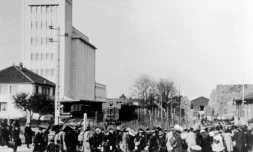 Des Juifs arrivent au camp de transit de Pithiviers, près de Paris, en mai 1941