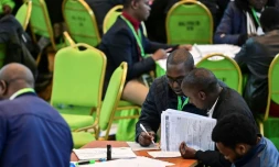 Des responsables de la commission électorale vérifient les résultats de l'élection présidentielle au Kenya, à Nairobi samedi 13 août 