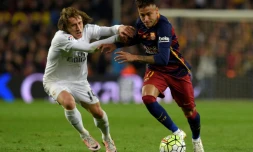 L'attaquant barcelonais Neymar à la lutte avec le milieu Luka Modric du Real Madrid, lors du dernier clasico disputé au Camp Nou, le 2 avril 2016