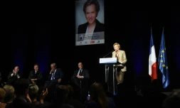 Virginie Calmels, candidate LR en région Aquitaine-Limousin-Poitou-Charentes, en meeting électoral aux côtés de Dominique Bussereau, Francois Bayrou (d), Jean-Pierre Raffarin,  et Alain Juppé (de g à d), le 28 novembre 2015 à Bordeaux
