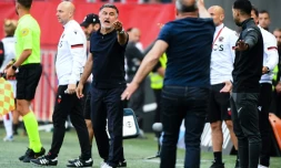 Christophe Galtier (au centre) lors du match contre l'AS Saint-Etienne le 11 mai 2022 à Nice. "Si c'est ça notre société, on est dans la merde", a réagi l'entraîneur niçois après les chants injurieux de supporters visant Emiliano Sala, ancien footballeur nantais mort dans un accident d'avion