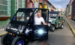 El venezolano Augusto Pradelli presenta dos modelos de vehículos eléctricos que fabricó, en el barrio El Saladillo en Maracaibo, estado Zulia, Venezuela, el 10 de septiembre de 2022.