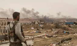 Un combattant des Forces démocratiques syriennes (FDS) constate les dégâts dans le village de Baghouz, dernier réduit des jihadistes du groupe Etat islamique (EI) tombé la veille, dans l'est de la Syrie, le 24 mars 2019