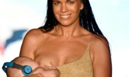 La mannequin américaine Mara Martin défile en allaitant son bébé, Aria, à Miami le 15 juillet 2018