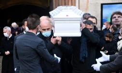 Le cercueil de Christophe Dominici, décédé le 24 novembre dernier, est transporté à la sortie de l'église, le 4 décembre 2020 à HyÚres