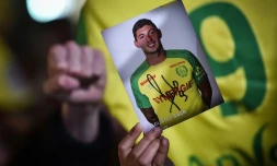 Une photo d'Emiliano Sala brandie lors d'un rassemblement en sa mémoire, le 22 janvier 2019 à Nantes