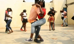 Un cours de kizomba, danse angolaise très en vogue, dans le quartier de Mabor à Luanda, le 27 août 2017 en Angola