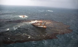 Vue aérienne du pétrolier l'Amoco Cadiz, éventré, qui déverse des centaines de milliers de tonnes de brut au large des côtes bretonnes, le 20 mars 1978 près de Portsall, dans le Finistère
