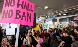 Manifestation contre le décret migratoire signé par le président Trump, le 29 janvier 2017 à l'aéroport de Los Angeles