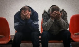 Des Palestiniens pleurent leurs proches tués dans des bombardements israéliens, le 29 décembre 2023 à l'hôpital Al-Najar de Rafah, dans le sud de la bande de Gaza