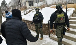 Des agents fédéraux face à des civils le 16 janvier 2026 à Saint Paul, dans le Minnesota