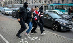 Interpellation de deux manifestantes pendant un rassemblement de l'opposition à Minsk, le 17 octobre 2020