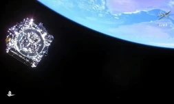 Image fournie par la Nasa, le 25 décembre 2021, du télescope spatial James Webb se séparant de la fusée Ariane 5 après le décollage du Centre spatial de Kourou, en Guyane