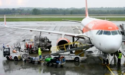 Un avion de la compagnie Easyjet est ravitaillé sur le tarmac de l'aéroport de Milan Malpensa, le 13 avril 2026 