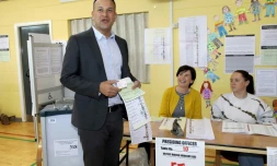 Le Premier ministre irlandais Leo Varadkar dans un bureau de vote lors des élections européennes, le 24 mai 2019 à Dublin