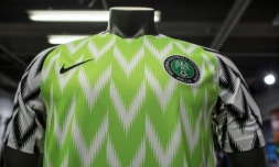 Le maillot des Super Eagles du Nigeria pour le Mondial-2018, photographié dans une boutique de Lagos le 4 juin 2018  