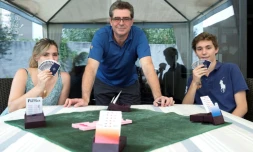 François Combescure, sa fille Sarah et son fils Baptiste à Villeurbanne, près de Lyon, en France, le 3 août 2017