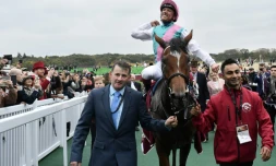 Le jockey italien Lanfranco Dettori sur son cheval "Enable" après avoir remporté le Prix de l'Arc de Triomphe à Paris le 7 octobre 2018